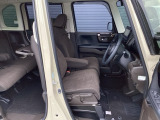 フロントシートです!!ベンチシートなので座席の移動もスムーズに出来ます!!足元も広く運転も楽ですよ!!