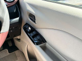 運転席側のドア部。こちらのスイッチでドアミラーの角度調整やパワーウィンドーの操作が可能になります。