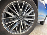 ●純正19インチアルミホイール:輸入車ならではの卓越した走りを支えるホイールと足回りです!日本車の走りに慣れている方にもぜひ体感して頂きたいほど、高いレベルでまとまっています!
