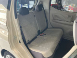 後部座席です。後席も大人の方でもゆったり乗れるスペースを確保♪足元も深くシートのクッションも柔らかくロングドライブの疲労を軽減してくれます♪