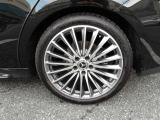 アルミホイールは純正ですが、インチアップしてのアクセサリーとなり。標準ではない為、アルミホイールは認定中古車の保証対象外となります。