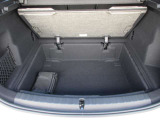 トランクルームは、スペース的にも十分な広さではないでしょうか。後部座席のシートを倒す事もできますので、大きい荷物の収納も可能です。
