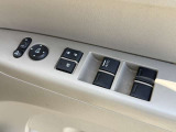 【電動格納ミラー】サイドミラーは電動格納式となっており、狭い駐車場でもキズがつくリスクを抑えられます。