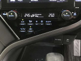 左右独立温度コントロールフルオートエアコンです。運転席、助手席それぞれで独立して温度設定ができます。冷え性の方が乗っても安心ですね♪
