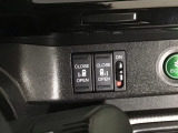 【両側パワースライドドア】両側がパワースライドドアになっており、運転席のスイッチやスマートキーでも開閉が可能です!開口部も広いので乗り降りも楽々♪