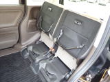 ◆チップアップ&ダイブダウン機構付【ULTR SEAT】は後席座面を左右分割で跳ね上げることができます。トランクで積載できない背の高い荷物をラクラク収納できます。ホンダ車ならではの人気装備です。