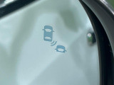 【ブラインドスポットインフォメーション】走行中、ドアミラーの死角になりやすい箇所に後続車が接近するとサイドミラー付近に警告を表示、ドライバーに注意喚起をしてくれます。