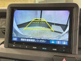 リバースギアに入れるだけで後方の表示へ切り替わります。夜間や雨の日の駐車も楽になりますよ。