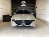 MAZDA3 FASTBACKのフロントグリルにはピアノブラック塗装が施されており、深みのある光沢が特徴的です。立体的な形状が、コンパクトながらもワイド&ローな力強さを強調しています。