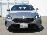 BMWと言えば特徴的なキドニーグリル。ダイナミックなフロントマスクを演出します。