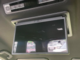【フリップダウンモニター】大画面モニターで後席でもエンタメをお楽しみいただけます。小さなお子様にも大人気の装備です♪