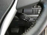 クルーズコントロールです。速度をセットするこでアクセル操作が不要の魅力的な装備です。高速道路での運転では特に重宝します♪