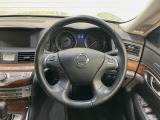 【純正革巻きステアリング】上質な革を使用することで、手にしっかり馴染みとても運転しやすいハンドルです♪