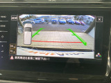 ギアをリバースに入れると車両後方の映像を映し出します。画面にはガイドラインが表示され、車庫入れや縦列駐車などの際に安全確認をサポートします。