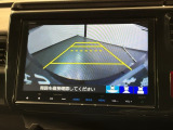 リバースギアに入れるだけで後方の表示へ切り替わります。夜間や雨の日の駐車も楽になりますよ。