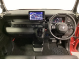 車内は光触媒抗菌消臭施工済です。スタイリッシュなデザインでスポーティなインパネ周りを演出します。グローブボックスやカップホルダーのほかにトレーなどたくさんの収納スペースが付いています。
