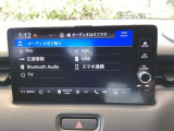 HondaCONNECT対応の便利なナビディスプレー。お持ちのスマートフォンと連携して、ナビやBluetoothでの音楽再生が可能です。デザインはもちろん、操作性も良好です。