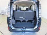 ラゲージスペースは十分な広さはありますが、更に大きい物を積み込む時には、サードシートをワンタッチラクラク操作で跳ね上げ格納することで、広いスペースが確保できます。