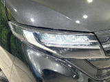 【LEDヘッドライト】悪天候や夜間走行時も良好な視界を確保し安心して運転できる高輝度LEDヘッドライトを装備!点灯速度が早く、消費電力も抑えられています。