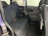 【足元広々】後席も足元広々でお子様も乗りやすいです。フロアマットもきれいです。