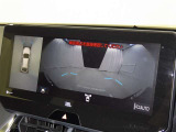 パノラミックビューモニターを装備。駐車場や交差点でクルマを真上から見るように周囲を確認できます。機能の詳細は販売店スタッフまでおたずねください。