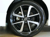 車のデザインにマッチした純正アルミホイール
