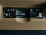 高速道路で便利な【ETC2.0】を装備しています。光ビーコン搭載で渋滞情報などナビゲーションと連動することで機能も充実いたします。他、観光施設に立ち寄るための高速料金割引サービス等もございます。