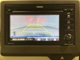 ギヤをR(バック)に入れるとディスプレイオーディオの画面に後ろの映像が映るリアカメラ付です。後退時、コンディションが悪い視界でもカラーバックモニターがドライバーをサポートします。