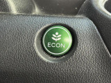 【ECONスイッチ(ECONモード)】エンジンだけでなく、エアコンなども含めてクルマ全体を燃費優先で自動制御。早く車内を涼しくしたい夏場など、空調を優先したい時には、スイッチを押してOFFにできます。