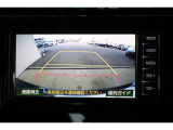 後方の死角を軽減し、狭い場所での切替しや駐車もしやすくなるバックモニターを装備しています。