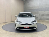 お車購入のポイントとなるフロントマスクです!シャープな目つきが印象的なデザインのヘッドランプです。