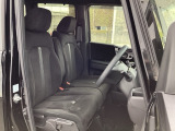 フロントシートはベンチシートです。ベンチシ―トは運転席と助手席の移動もスムーズ!狭い駐車場での乗り降りに便利です。シートの間にコンソールボックスやドリンクホルダーがないため、車内空間も広く感じます