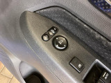 狭い駐車場で便利な電動格納ドアミラーが付いています。