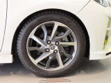 純正のアルミホイール装着車です。