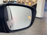 【BSW(後側方車両検知警報)/ブラインドスポットワーニング】隣接レーンのクルマを検知した場合、ドアミラー周辺に設けられたインジケーターを点灯したり音が鳴ったりしてお知らせします。