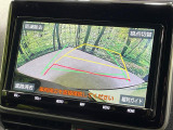 【バックカメラ】駐車時に後方がリアルタイム映像で確認できます。大型商業施設や立体駐車場での駐車時や、夜間のバック時に大活躍!運転スキルに関わらず、今や必須となった装備のひとつです!