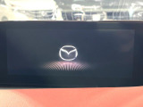 【8.8インチマツダコネクト】車内の雰囲気にマッチした大型のディスプレイ。スマホ接続でのナビ使用やBluetooth再生等、様々な機能が楽しめます。直感的なダイヤル操作が可能で、使い勝手も良好です。