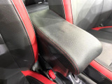 【アームレスト】運転中の身体の負担を軽減してくれるアームレストを装備♪