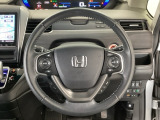 【ハンドル】運転にかかわる様々な操作を安全に行えるように視点移動が少なく操作性に配慮されたスイッチ類が凝縮されたコックピットです。