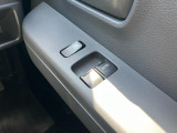 パワーウィンドウのスイッチですよ。 運転席に居ながら窓を開け閉めのコントロールできますよ。