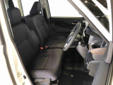 運転席の座面高さを調整できるシートリフターが付いています。フロントシートはベンチシートを採用で、座面も広く使い勝手もいいですよ♪