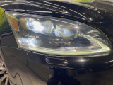 【LEDヘッドライト】悪天候や夜間走行時も良好な視界を確保し安心して運転できる高輝度LEDヘッドライトを装備!点灯速度が早く、消費電力も抑えられています。