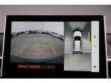 【パノラミックビューモニター】 後退時に車両の後ろ側を表示するだけでなく上から見たような映像で車庫入れなどバックする際に安心です。