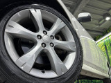 【純正17インチアルミホイール】外観にマッチした純正アルミホイールを装着しております。各種社外アルミホイールや、スタッドレスタイヤも取扱いしております。是非ご相談ください♪