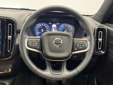 【純正革巻きステアリング】上質な革を使用することで、手にしっかり馴染むボルボのステアリング。高級感がありながら、とても運転しやすいのが特長です。