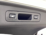 ハンズフリーアクセスパワーテールゲートは、足先をかざすだけで開閉でき、荷物で手がふさがっている時も便利。予約クローズ機能により、離れると自動で閉まるため、積み込み後もスムーズに移動できます。
