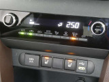 【オートエアコン】車内温度を感知して自動で温度調整をしてくれるのでいつでも快適な車内空間を創り上げます!どの席に座っても快適なドライブが楽しめます♪