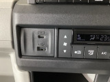 【USBポート】USBポートも装備されています!スマートフォンのオーディオに連携も可能です。今や欠かせない装備の一つです!そして、充電用は急速充電に対応しているtype-Cとなっています♪