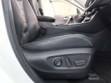 パワーシート搭載。微妙な調整が手軽にでき、ピッタリなポジションで運転することが可能です。