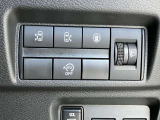 アイドリングストップスイッチや安全等に関するボタンンなどが運転席右前部に配置されています。
